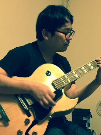 ギターを弾く有澤先生